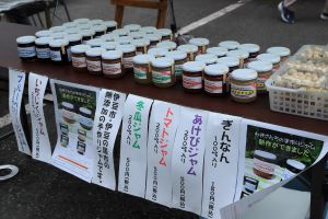 陳列されたジャムの写真