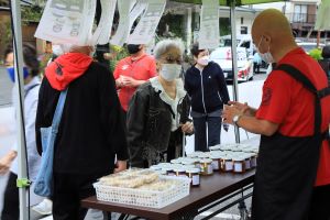 屋台での販売の写真