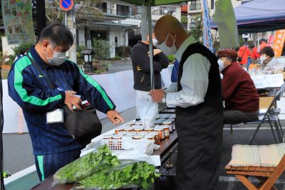 屋台での販売の写真